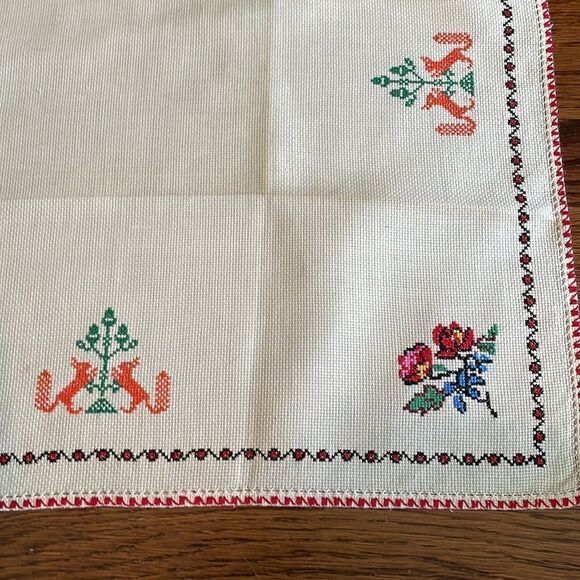 Vintage off white/cream small table cloth & 4 napkins with cross stitch flowers - Picture 9 of 11